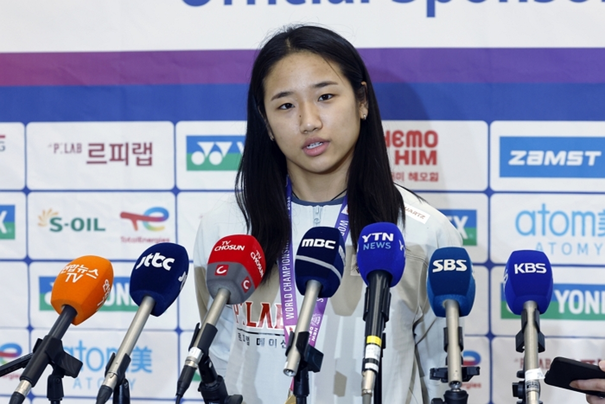 2026 세계배드민턴연맹(BWF) 세계선수권대회 여자 단식을 제패한 안세영이 25일 오전 인천국제공항을 통해 귀국해 취재진과 인터뷰를 하고 있다. / 뉴스1