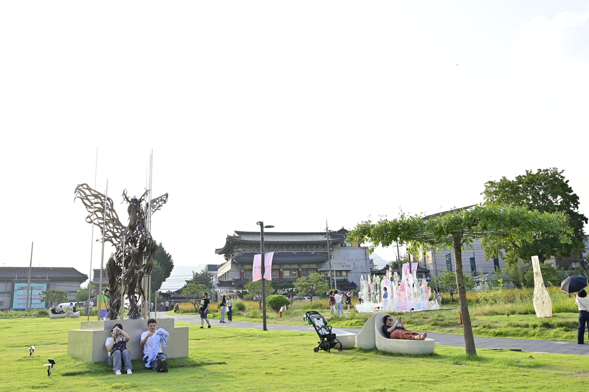 origin_미술관밖으로나온조각123점…서울곳곳이전시장된다 (1).jpg