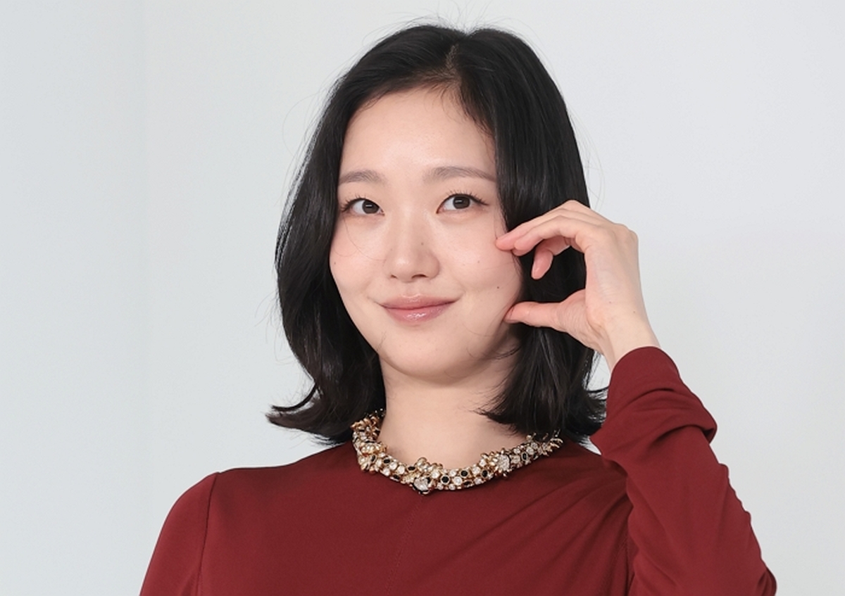 origin_김고은신비로운여인.jpg