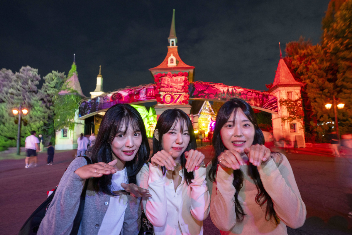 3. 에버랜드가 지난해 선보였던 '블러드시티' 테마존 게이트.jpg