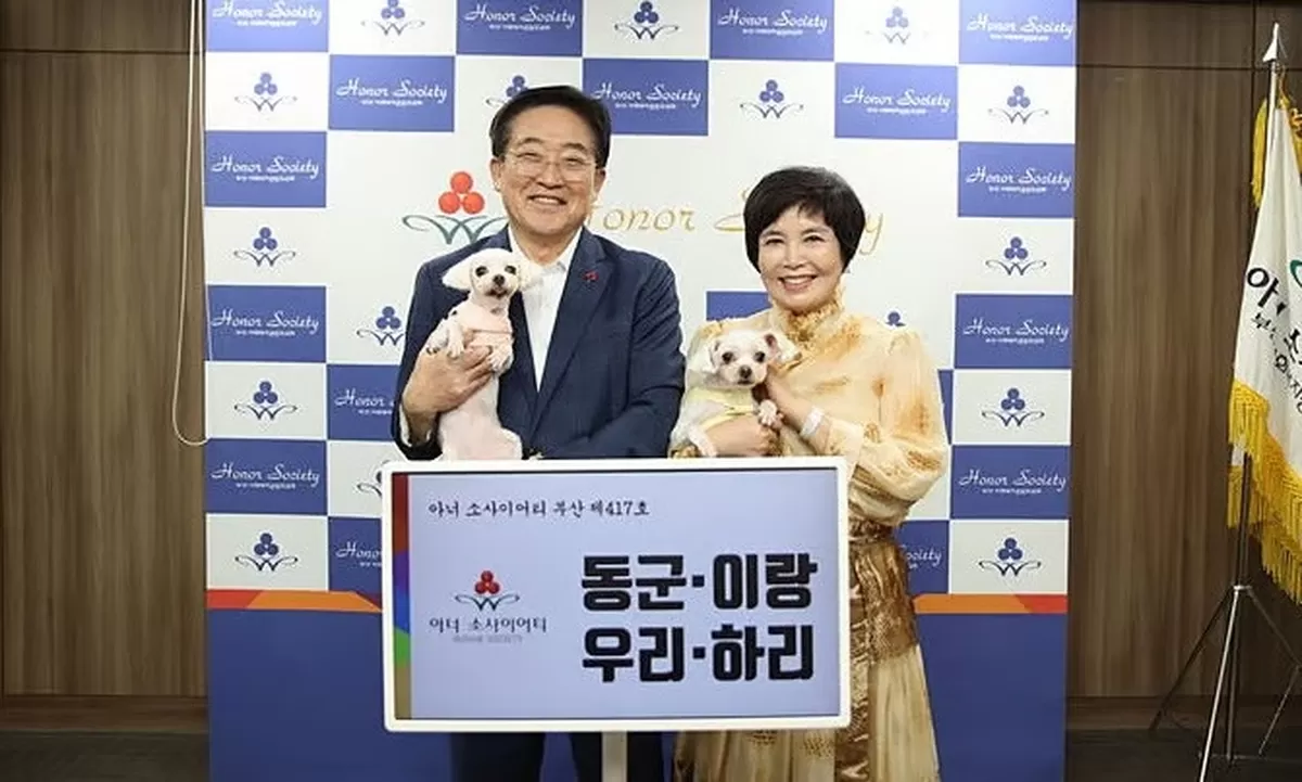 부산에서 익명의 기부자가 자신의 반려견 4마리의 이름으로 1억원을 기부했다. 사진은 이수태 부산사랑의열매 회장(왼쪽)과 변희자 부산W아너 회장이 하리와 우리를 각각 안고 있는...