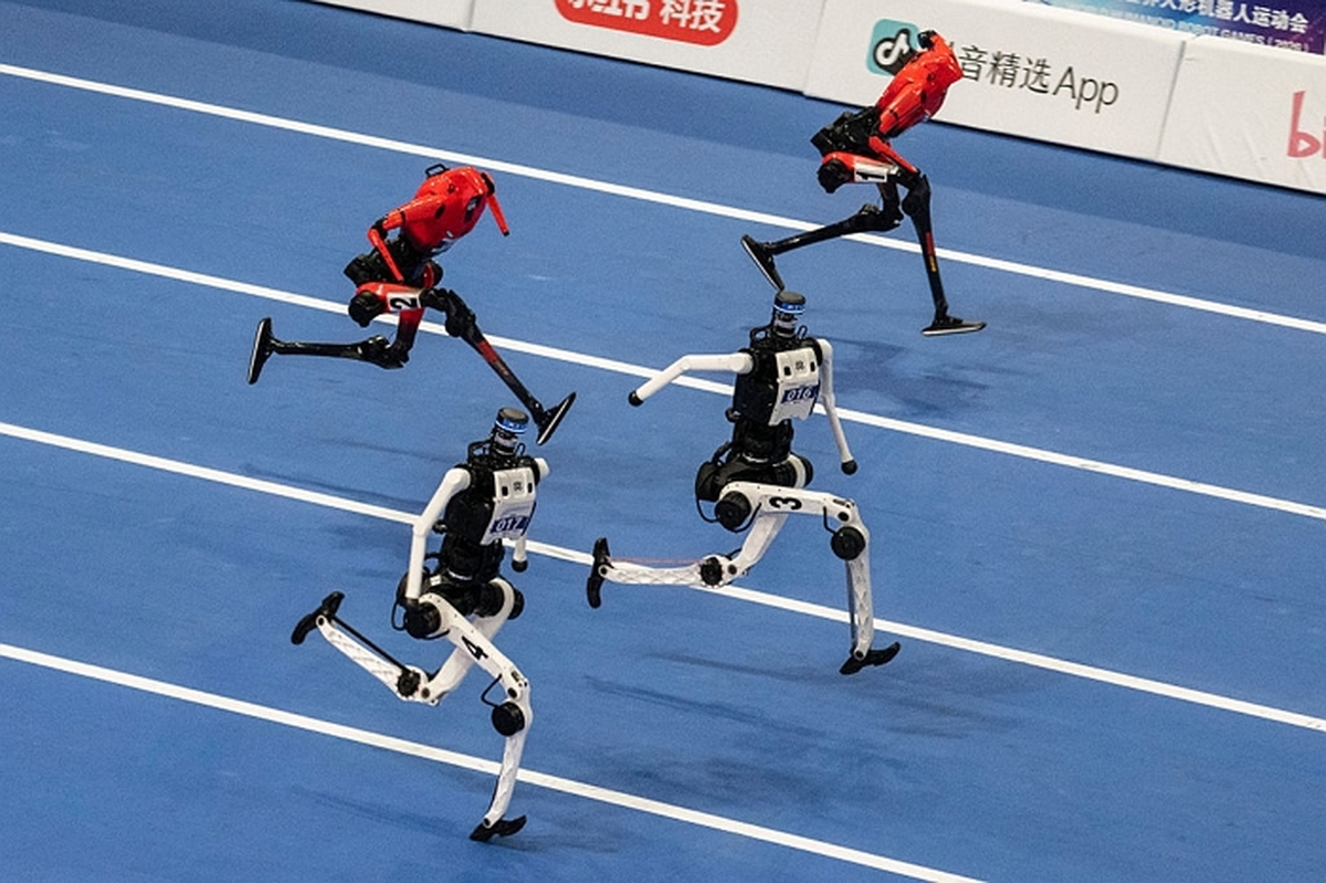 휴머노이드 로봇, 100m 8.64초로 인간 한계 넘어... 볼트 세리머니까지 작렬한 순간