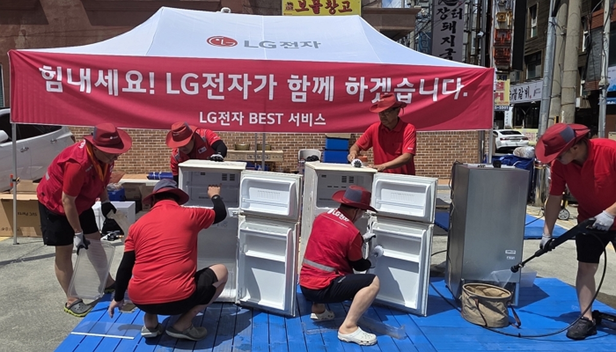 [사진1] LG전자 서비스 매니저들이 경상남도 거제시 고현동에 마련된 특별 수해 서비스 거점에서 침수 피해를 입은 제품을 점검 및 수리하는 모습.jpg