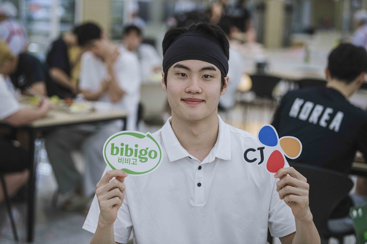 [사진-CJ제공] 수영 국가대표 황선우가 CJ제일제당이 진행한 ‘비비고 데이’에서 포즈를 취하고 있다..jpg