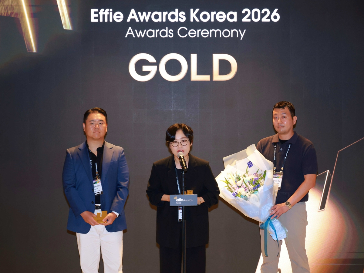 (사진2) 파리바게뜨 마케팅본부장 김연정 상무(가운데)가 ‘2026 에피 어워드 코리아(Effie Awards Korea)’에서 금상을 수상하고 있다..jpg