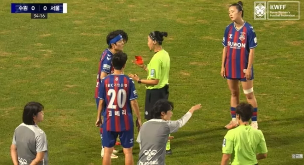 지소연이 주심에게 강력하게 항의하고 있다. 주심은 레드카드를 쥐고 있다. 사진 한국여자축구연맹 유튜브
