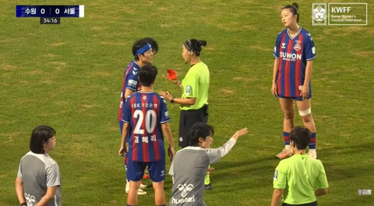수원FC위민 지소연(파란 머리띠)이 경기 도중 주심의 발언을 듣고 항의하는 모습. / 한국여자축구연맹 유튜브 캡처