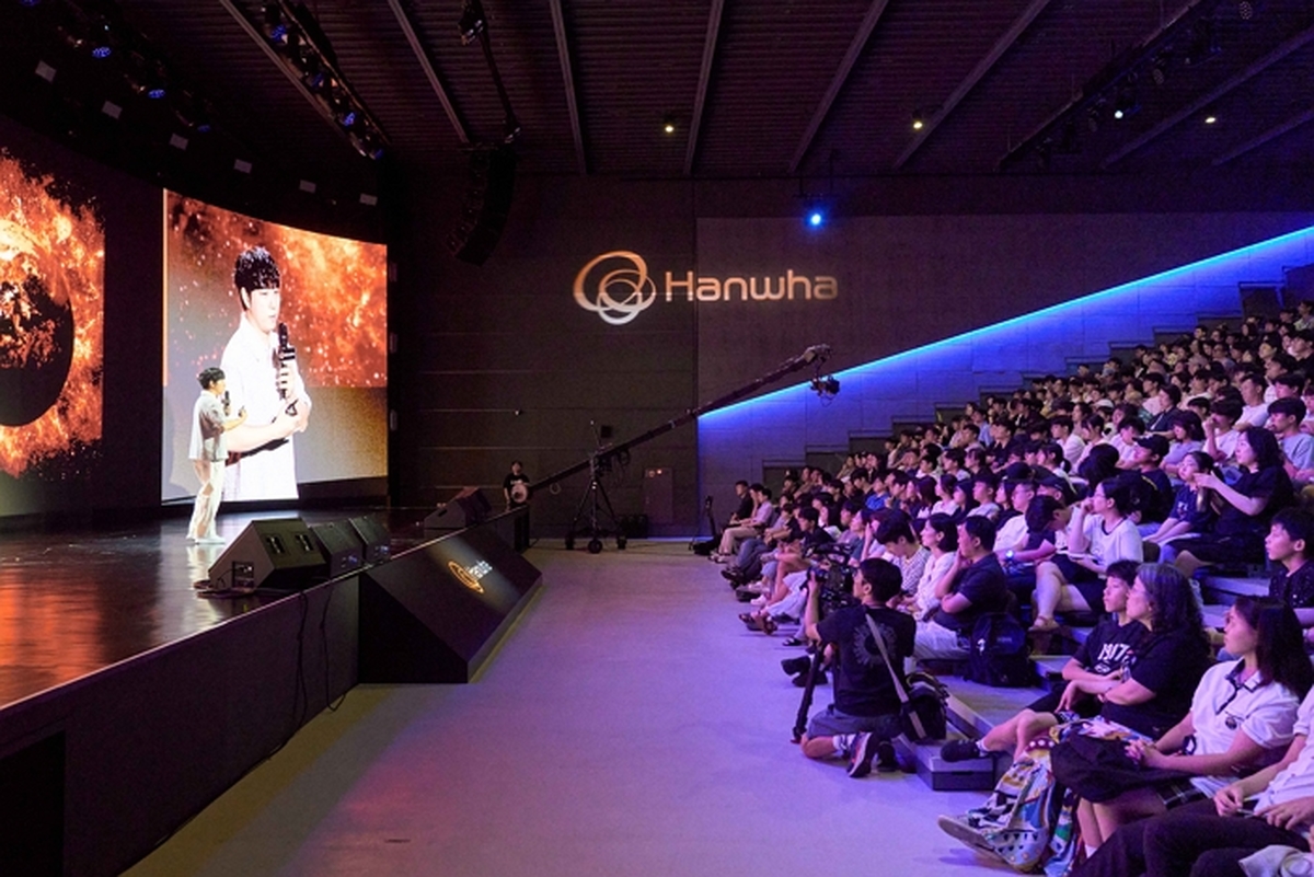 사진2_지난_29일,_서울_큐브컨벤션센터에서_개최된_‘한화_우주_컨퍼런스Space,_with_us’에서_과학_커뮤니케이터.jpg