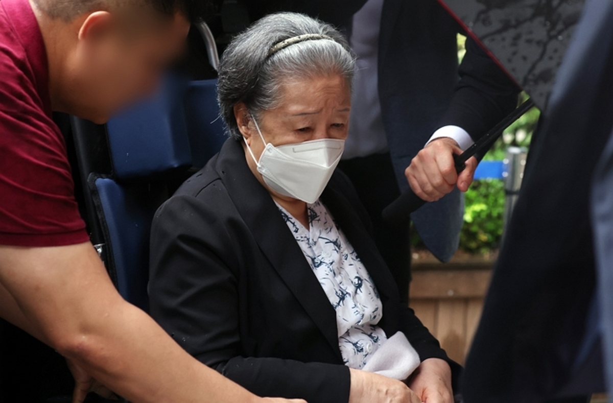 origin_한학자통일교총재선고뒤굳은표정으로법원나서.jpg