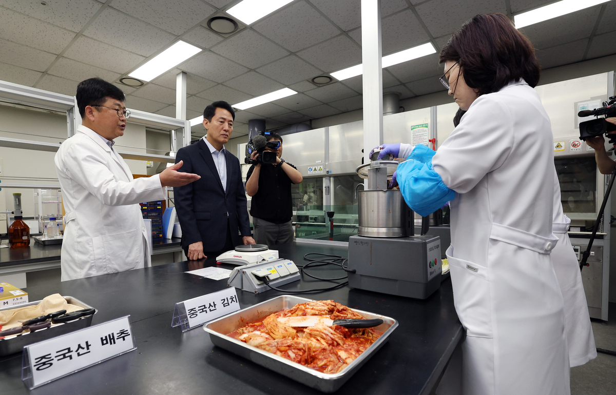 오세훈 서울시장이 31일 서울 서초구 보건환경연구원에서 중국산 김치 관련 안전성 검사 현장을 점검하고 있다. (공동취재) 2026.8.31/뉴스1