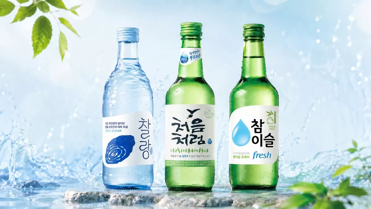 청량한 물보라 속 세 병의 신선함