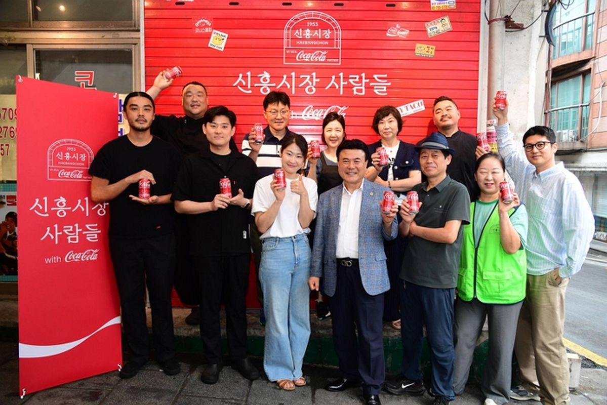 “해방촌 3대째 사장님 찰칵”...신흥시장 골목, 갤러리로 바꾼 코카-콜라