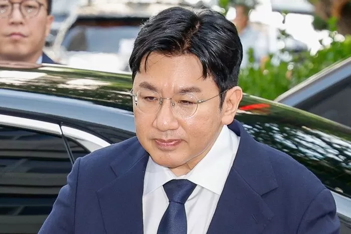 방시혁 하이브 의장이 15일 오전 자본시장법 위반 혐의(사기적 부정거래) 관련 조사를 받기 위해 마포구 서울경찰청 금융범죄수사대에 출석하고 있다. 2025.9.15 / 뉴스1