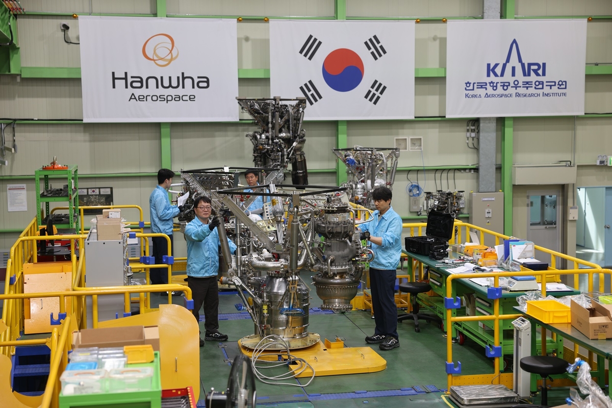 누리호 체계종합기업인 한화에어로스페이스의 엔지니어들이 지난 27일 창원1사업장에서 내년 하반기에 발사되는 누리호 4호기의 75톤급 엔진을 최종 점검하고 있다 / 한화에어로스페이스