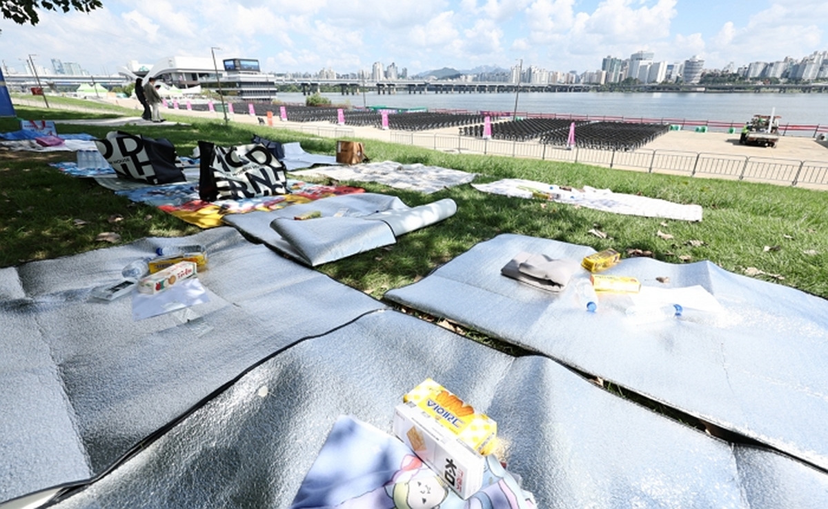 origin_서울세계불꽃축제D2사람은없고돗자리만.jpg
