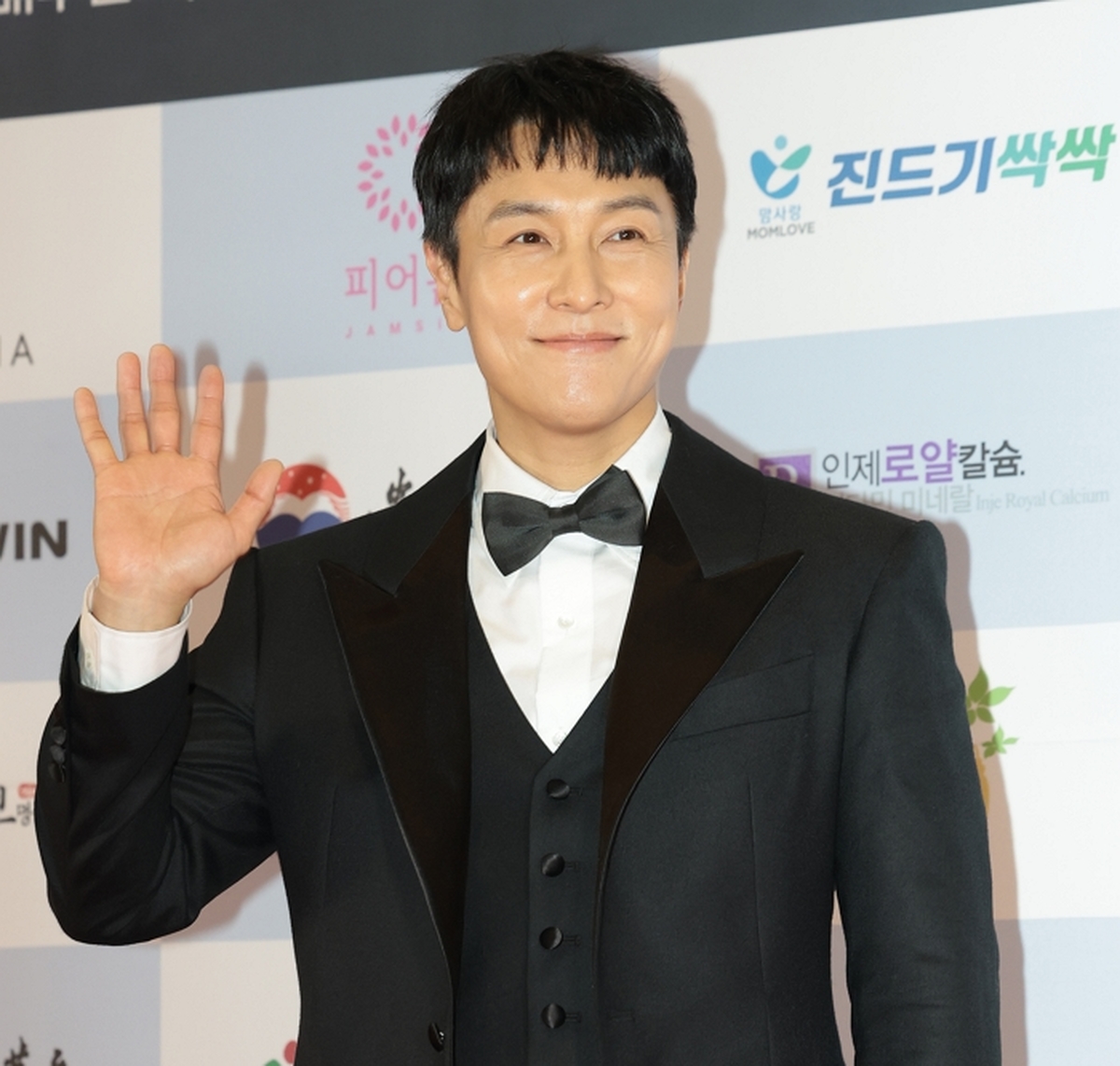 origin_김동완빛나는손인사.jpg