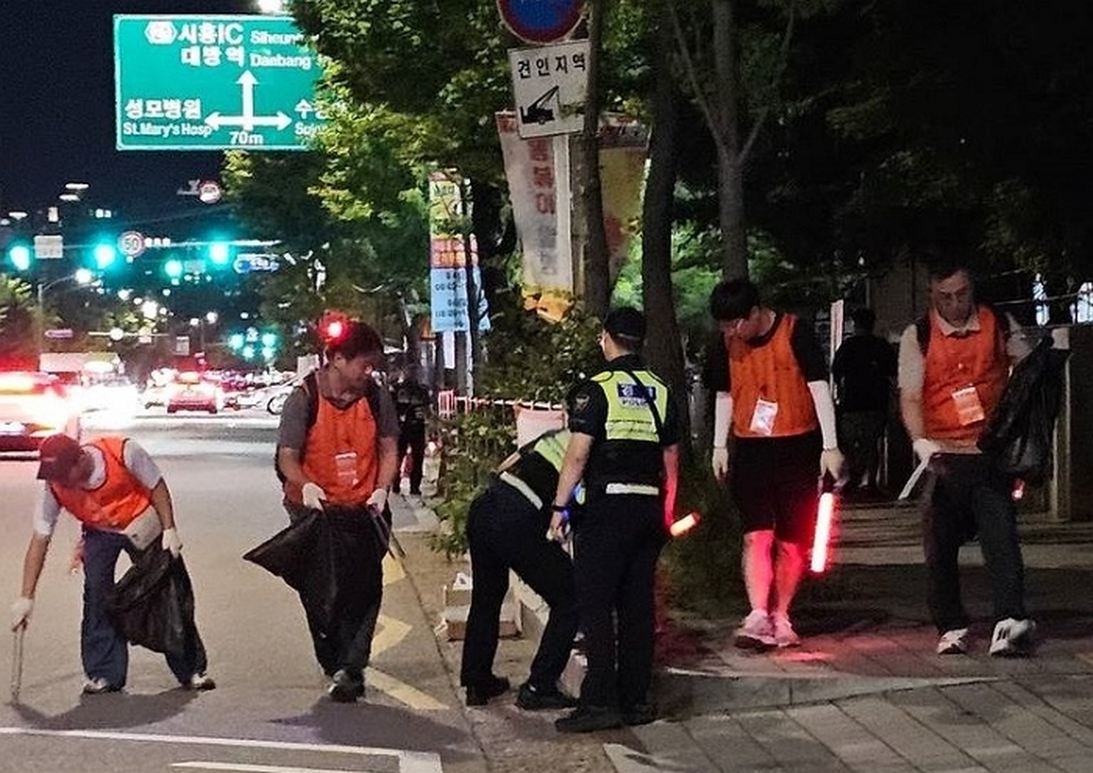 사진3. 한화 임직원 봉사단이 불꽃축제 행사 후 여의도 한강공원 일대의 쓰레기를 줍고 행사장을 정리하는 ‘클린 캠페인’을 펼치고 있다.jpg