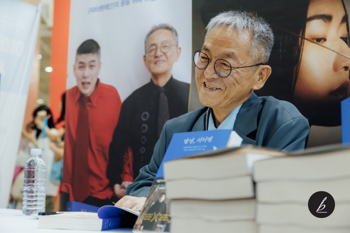 필명이 '꼭두'인 전경철 작가가 브런치를 통해 출간한 에세이 '안녕, 피터팬'를 소개하고 있다. / 카카오
