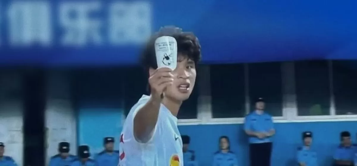 프로축구 경기에서 극적인 동점 골을 터뜨린 중국 선수가 동물 학대를 멈춰라는 메시지를 담은 정강이 보호대를 들어 올리는 세리머니를 선보여 화제를 모았다. 시나통신