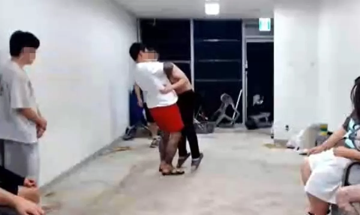 목 조르는 방송 장면