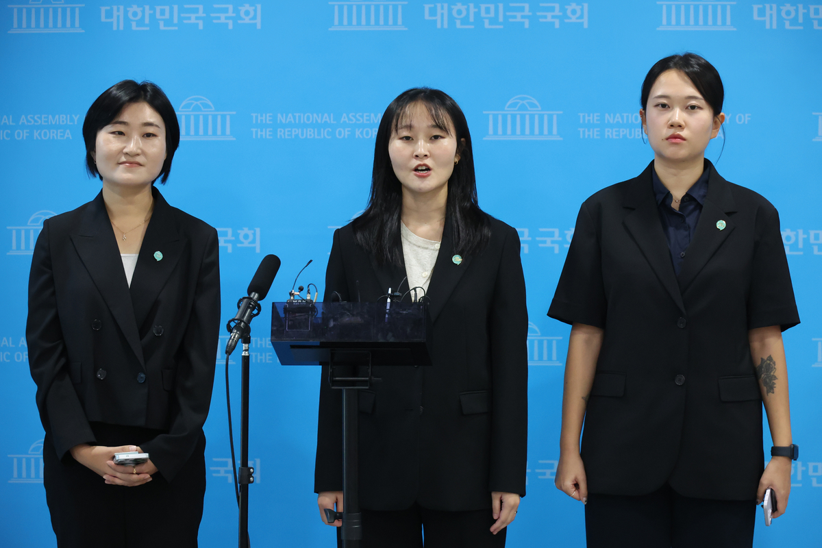 origin_질의답변하는기본소득당대변인단.jpg