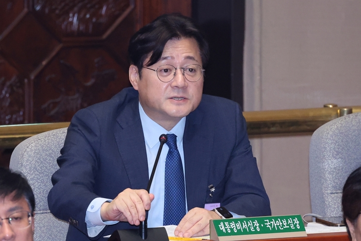 origin_의원질의답변하는홍익표정무수석.jpg