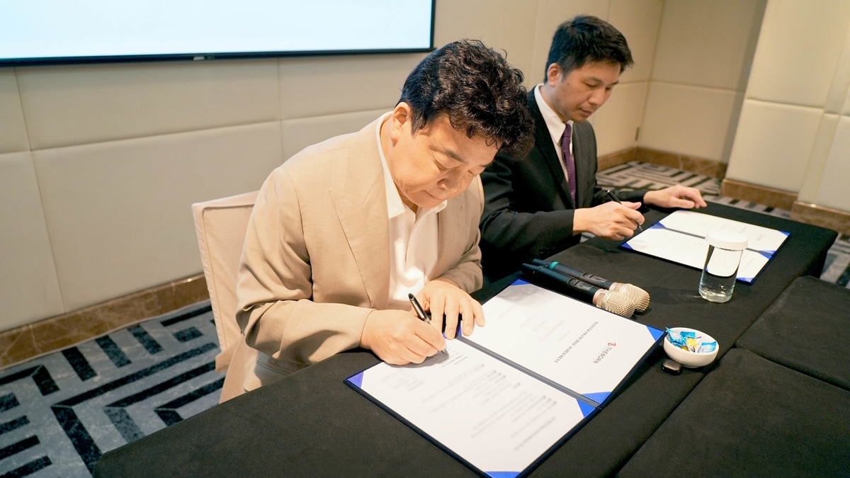 더본코리아 백종원 대표가 대만 현지 파트너사와 빽다방의 대만 진출을 위한 마스터프랜차이즈 계약을 체결하는 모습 / 사진 제공=더본코리아