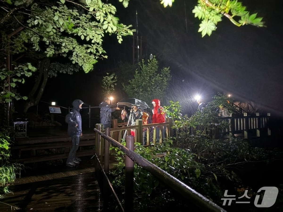 설악산 토왕골 8명 고립…구조대 1시간 30분 만에 구출