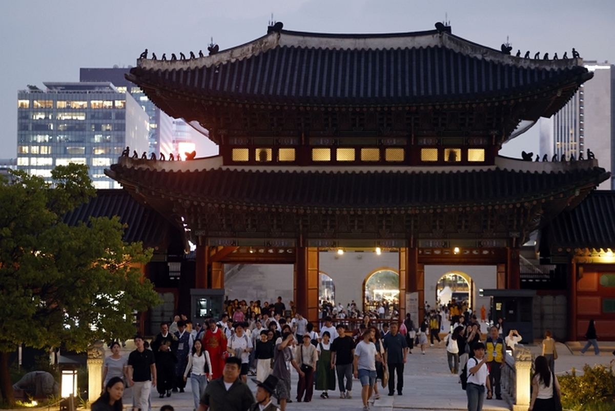origin_야간개장첫날붐비는경복궁.jpg