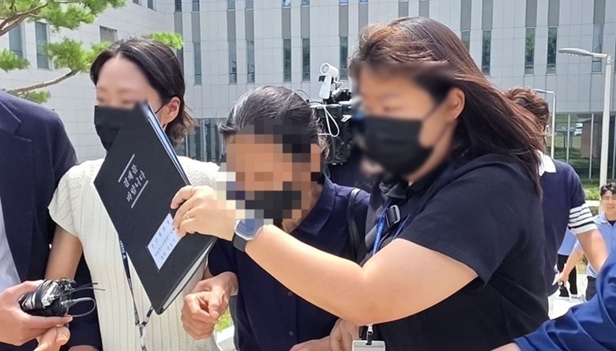 “38시간 쇠사슬 결박” 11세 외손자 숨지게 한 외할머니 구속기소