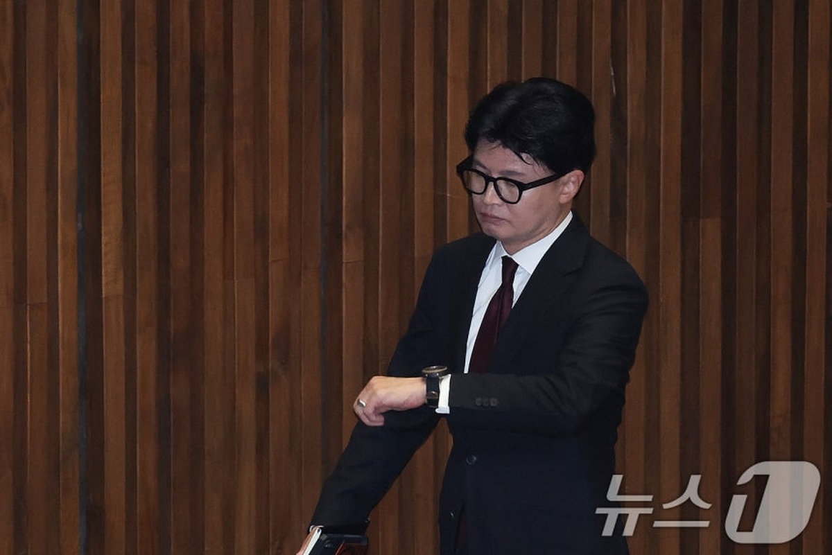 한동훈, 10일 새벽 ‘오빠 로비’ 폭풍 SNS…민주 “참 못됐다, 감옥 보내자”