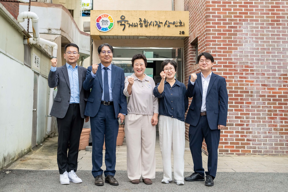 [쿠팡 이미지2] 지난 9일 청주 육거리종합시장에서 (왼쪽부터)허민규 쿠팡 사회공헌실 상무, 장영철 쿠팡 사회공헌실 전무, 김인숙 청주육거리종합시장 상인회장, 성승숙 청주육거리종합시장 사무국장, 정우윤 쿠팡이츠서비스 대외정책실장이 동행 프로그램을 기념하고 있다.jpg