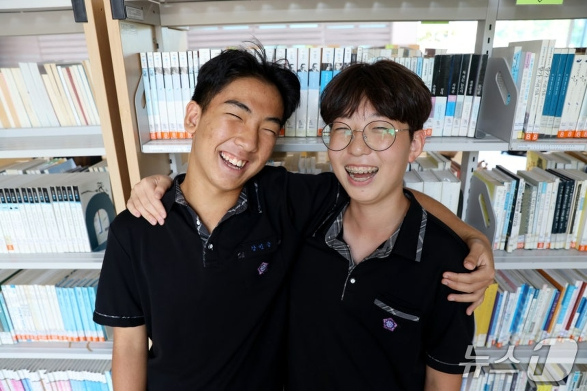 “저희가 도와드릴게요”... 축구 하러 갔다가 침수 상가 보고 상인들에게 알린 중학생들
