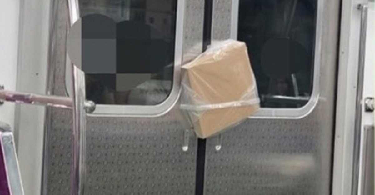 서울 지하철 2호선 출입문에 부착된 ‘피자’... 무슨 일?