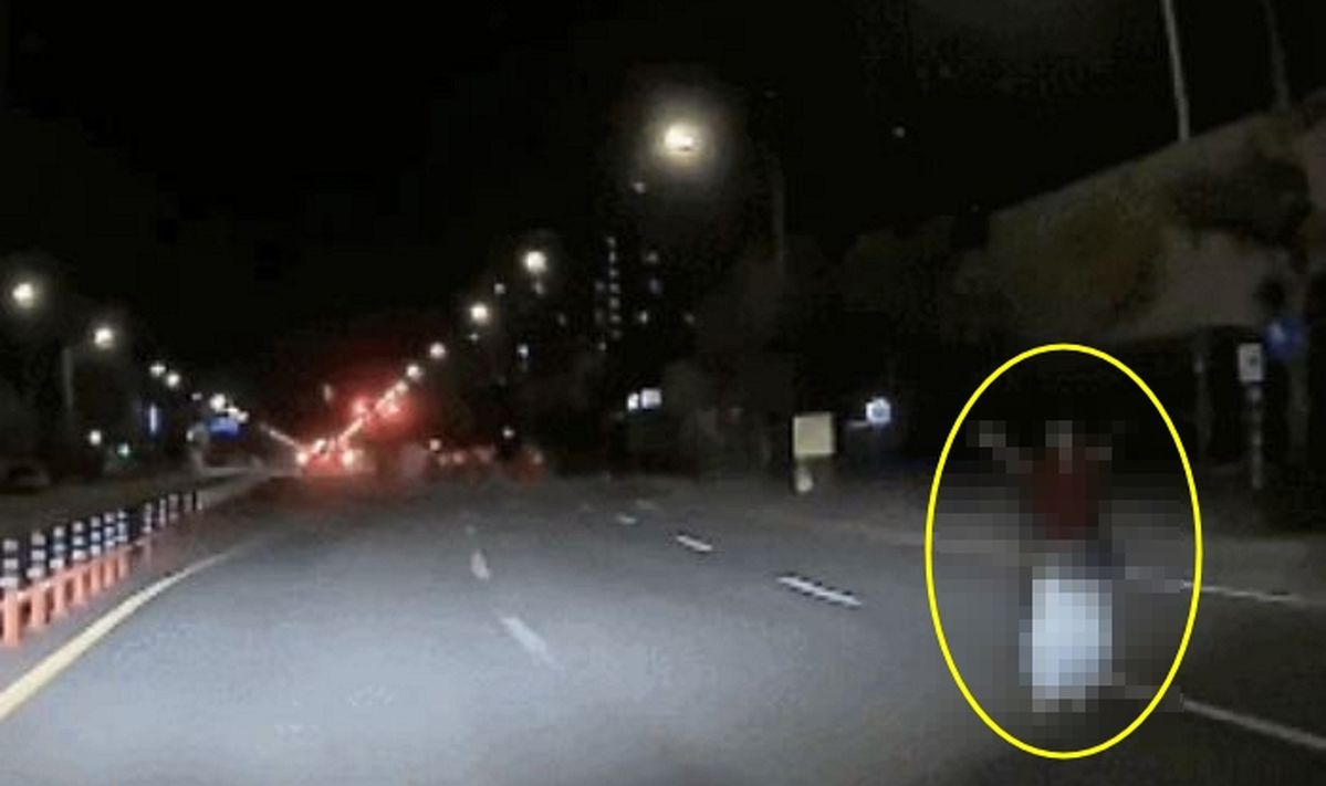 “귀신인 줄”... 어두운 밤, 2차선 도로 한가운데서 팔 벌리고 서 있는 여성