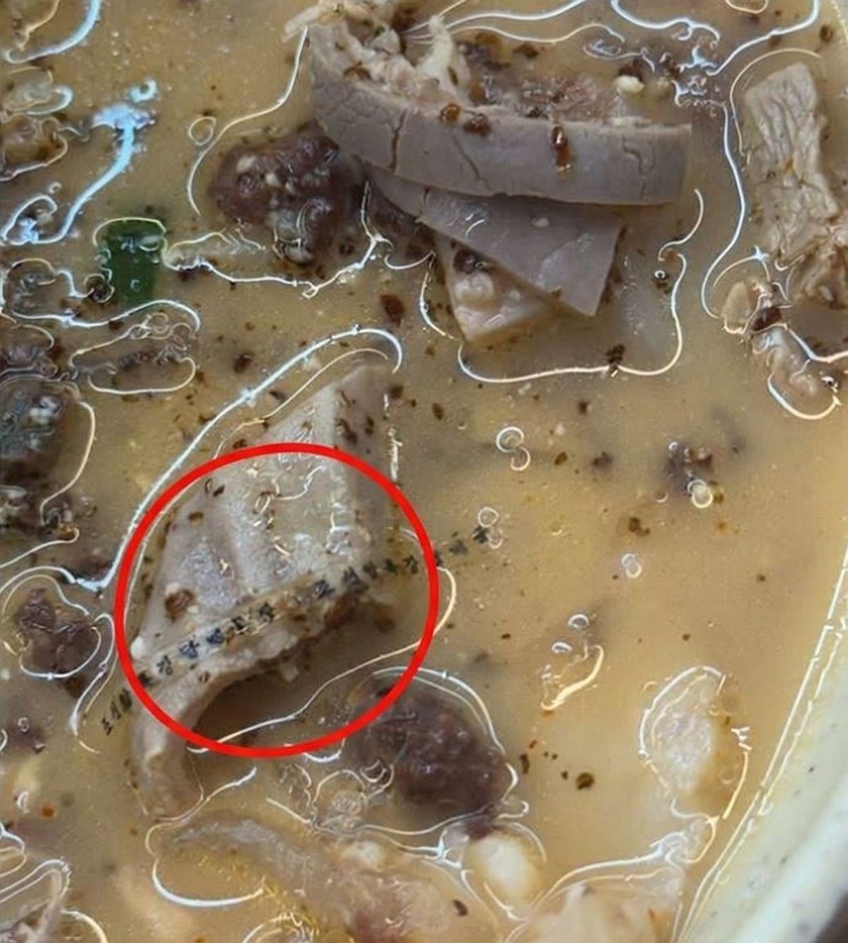 국밥서 나온 ‘조선압록강담배공장’ 비닐... 역대급 이물질에도 본사는 태평