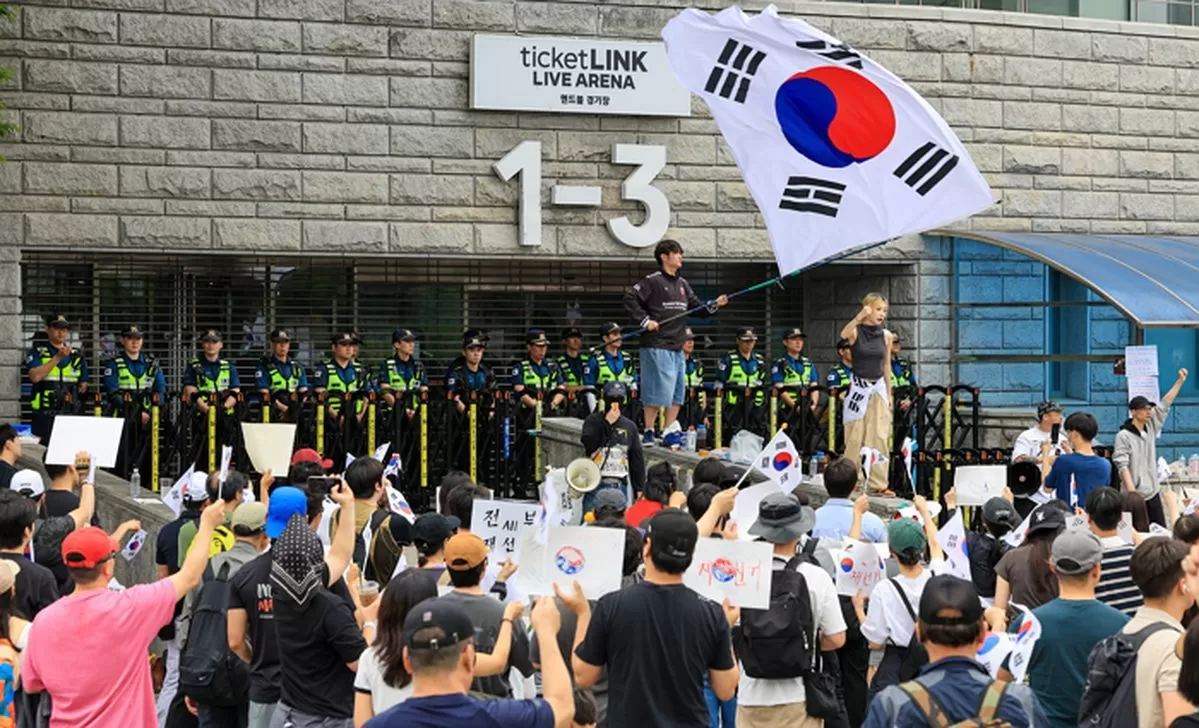 제9회 전국동시지방선거 투표용지 부족 사태에 반발한 시민들이 7일 서울 송파구 올림픽공원 핸드볼경기장 개표소 앞에 모여 재선거를 요구하는 구호를 외치고 있다. 2026.6.7/뉴스1