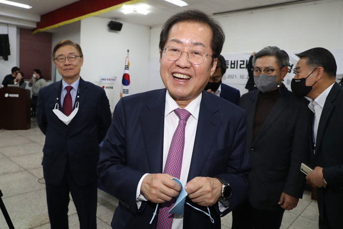 ‘정계은퇴’ 홍준표, 변호사 업무 재개 “경찰 야만적 행태 감시할 것”