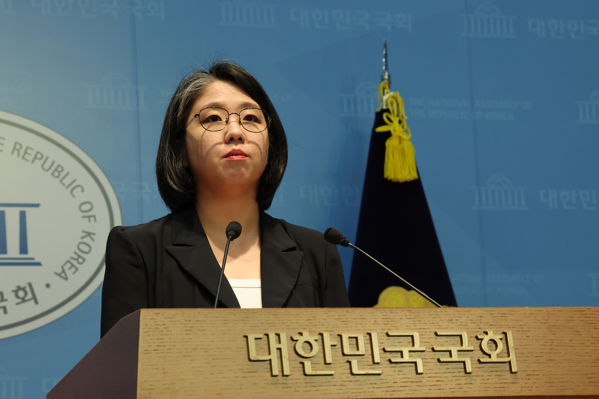 origin_기자회견하는용혜인후보자.jpg