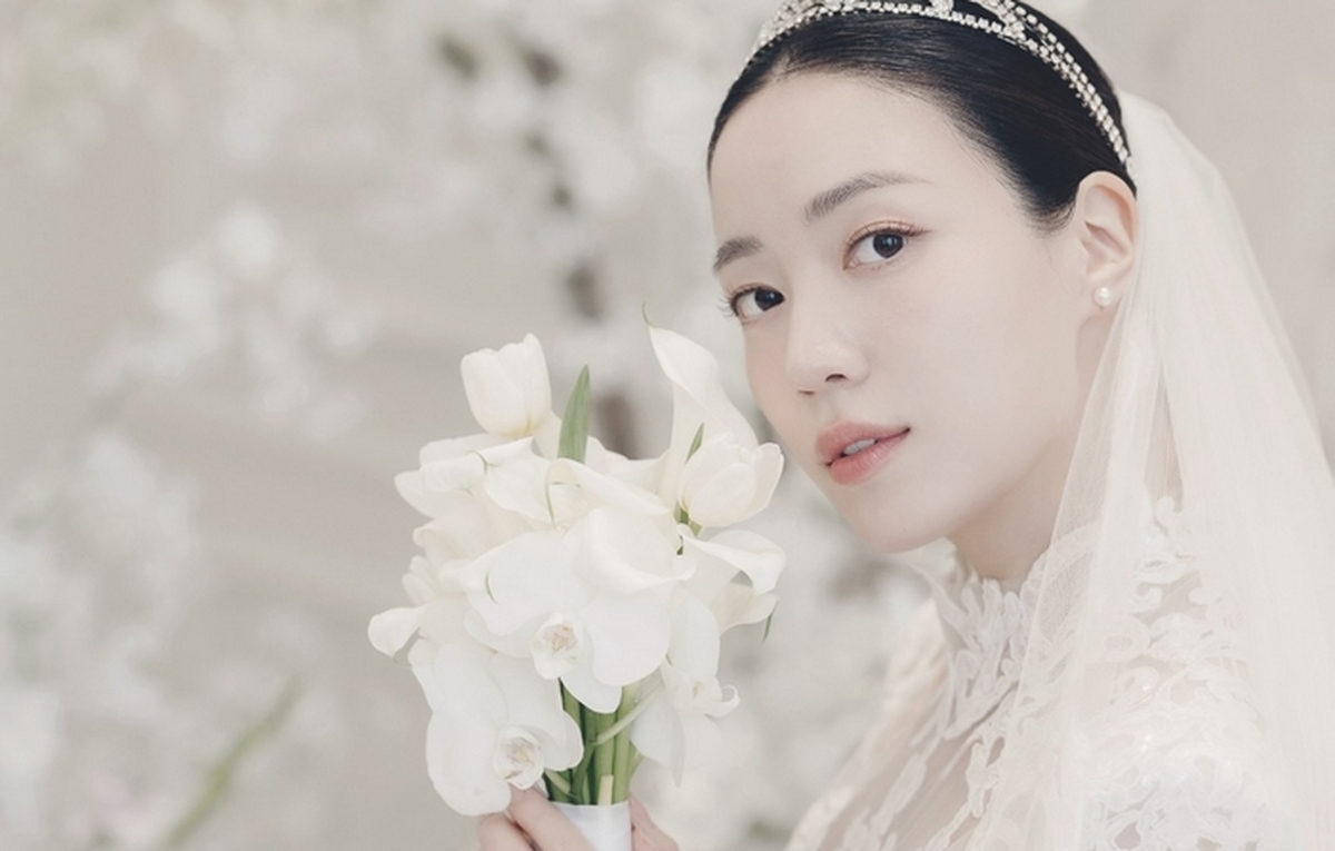 순백 드레스 입은 류화영, 3살 연상 사업가와 결혼 후 행복한 첫 소감 전했다