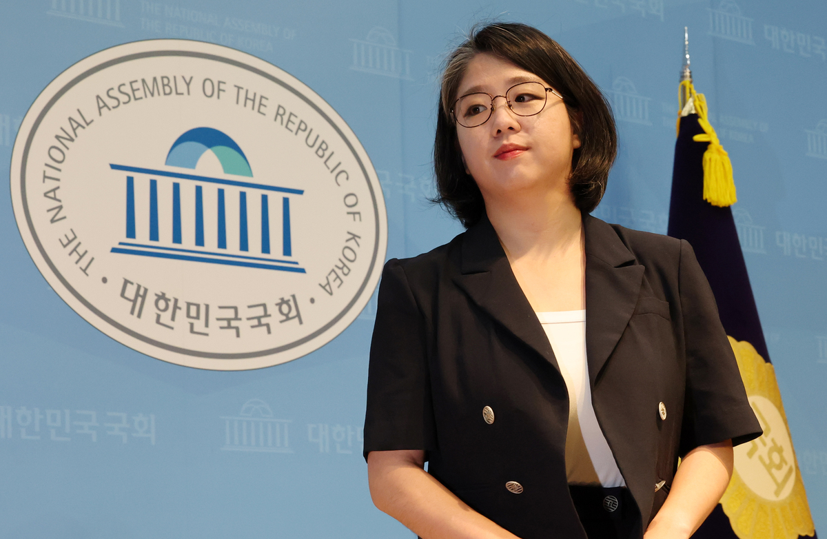 origin_사퇴기자회견마친용혜인후보자.jpg