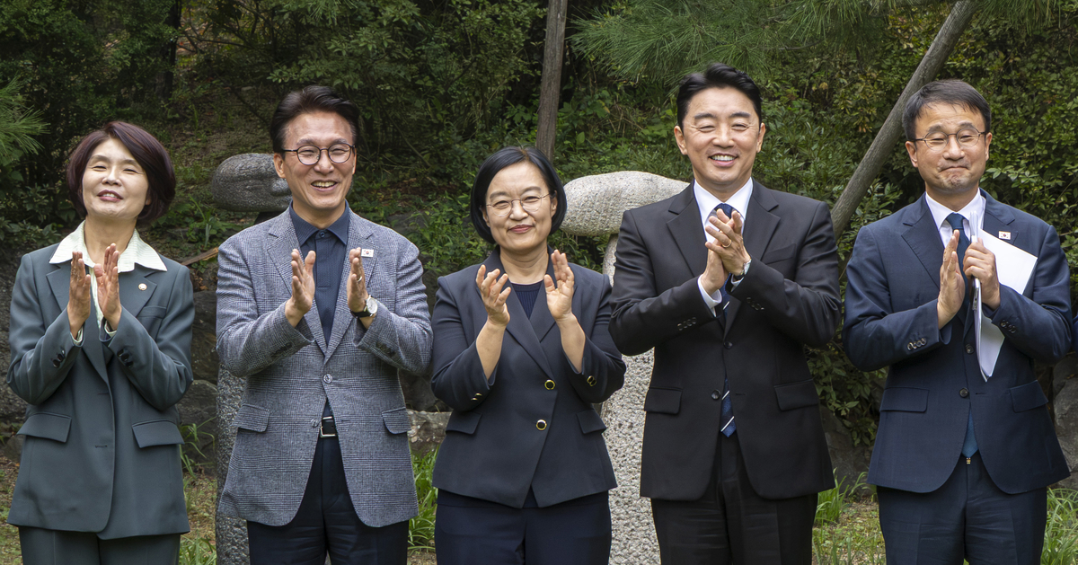 origin_박수치는당·정·청.jpg