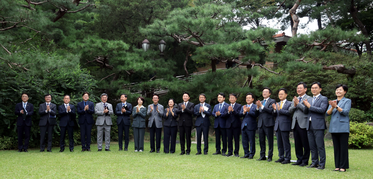 origin_박수치는당정청.jpg