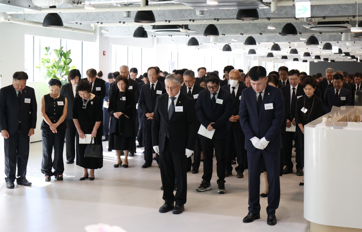 지난 11일 경기 안양시 함태호홀에서 열린 故 함태호 오뚜기 명예회장 서거 10주기 추모식에서 앞줄 왼쪽부터 함영준 ㈜오뚜기 회장, 황성만 ㈜오뚜기 사장을 비롯한 임직원들이 헌화 후 묵념하고 있다..jpg