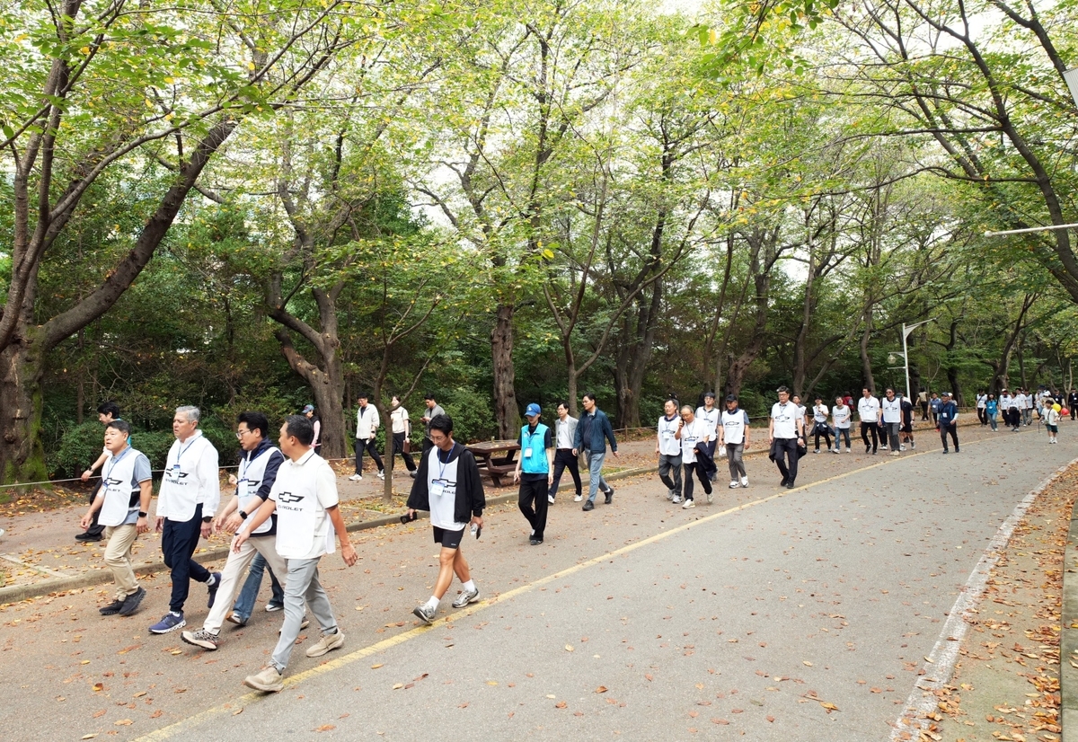 [사진 5] 인천대공원에서 걷기 코스를 함께 걷고 있는 GM 한국사업장 임직원들과 협신회 이사진 · 회원사 임직원들.JPG
