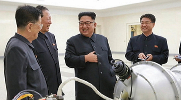 핵무기 꽝꽝 생산”…초강력 핵탄두 보고 활짝 웃는 김정은