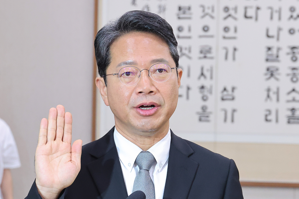 origin_증인선서하는김승원법무장관후보자.jpg