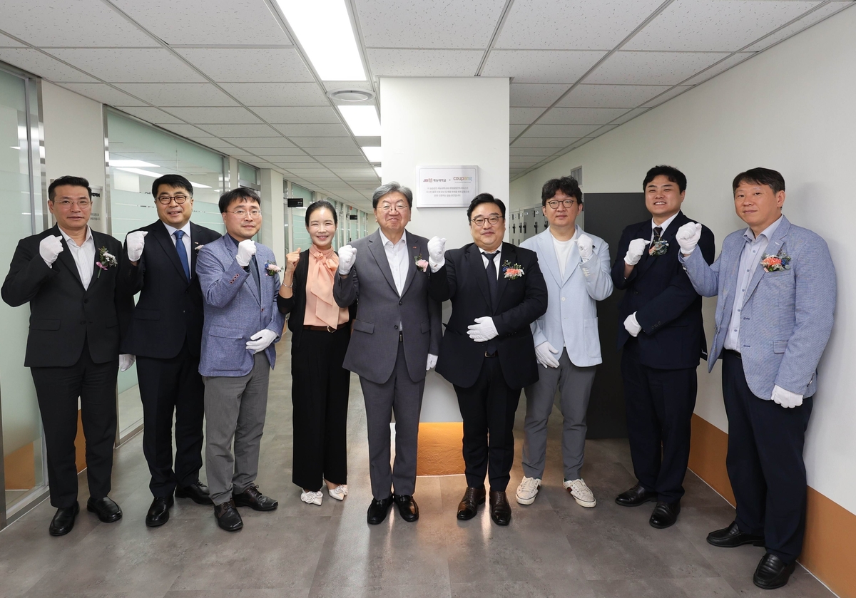 [쿠팡 이미지] 박수현 CFS 최고인사책임자(오른쪽 네 번째)와 이남식 재능대학교 총장(왼쪽 다섯 번째)이 14일 재능대에서 열린 'CFS 산학협력 실습실' 현판식에서 기념촬영을 하고 있다.JPG