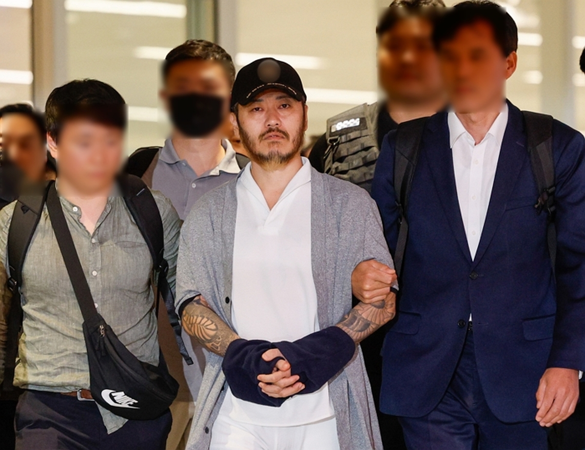 필리핀에서 복역 중이던 이른바 '마약왕' 박왕열(48)이 25일 한국으로 송환, 인천국제공항에서 이송되고 있다. 2026.3.25 / 뉴스1