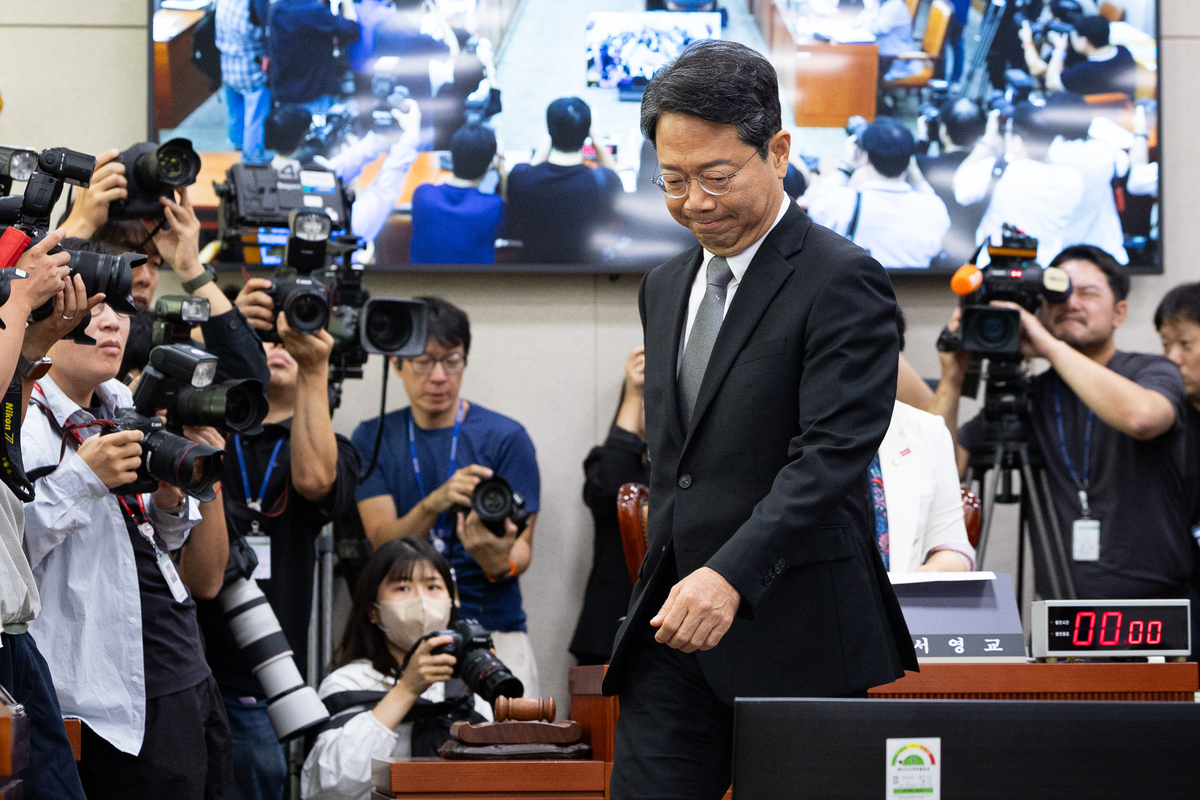 김승원 법무부 장관 후보자가 15일 서울 여의도 국회 법제사법위원회 인사청문회에 출석해 선서문을 서영교 위원장에게 전달한 후 자리로 이동하고 있다. / 뉴스1